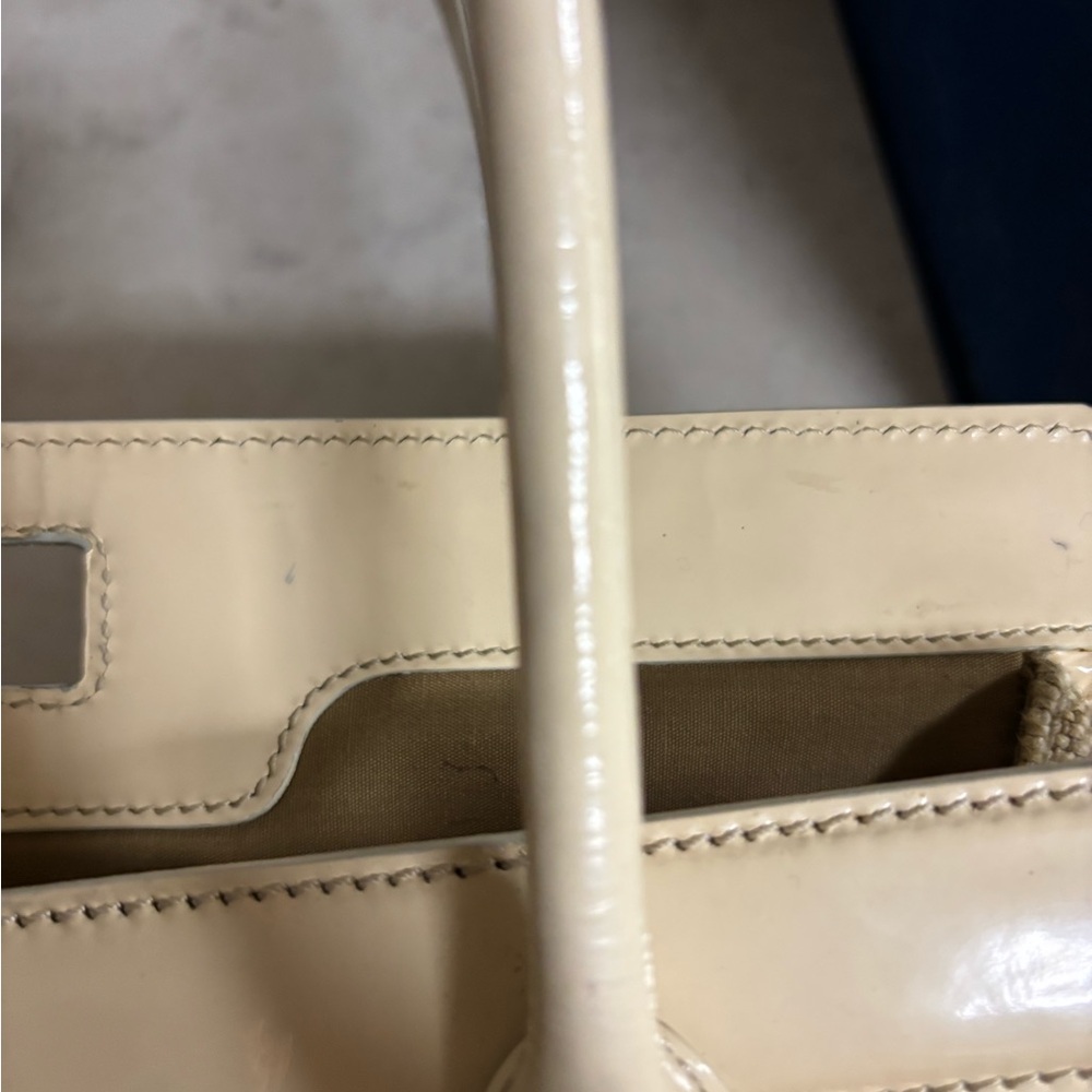 Authentic vintage Tod's Cream and Beige Shoulder Bag with Gloss Trim - Picture 6 of 12